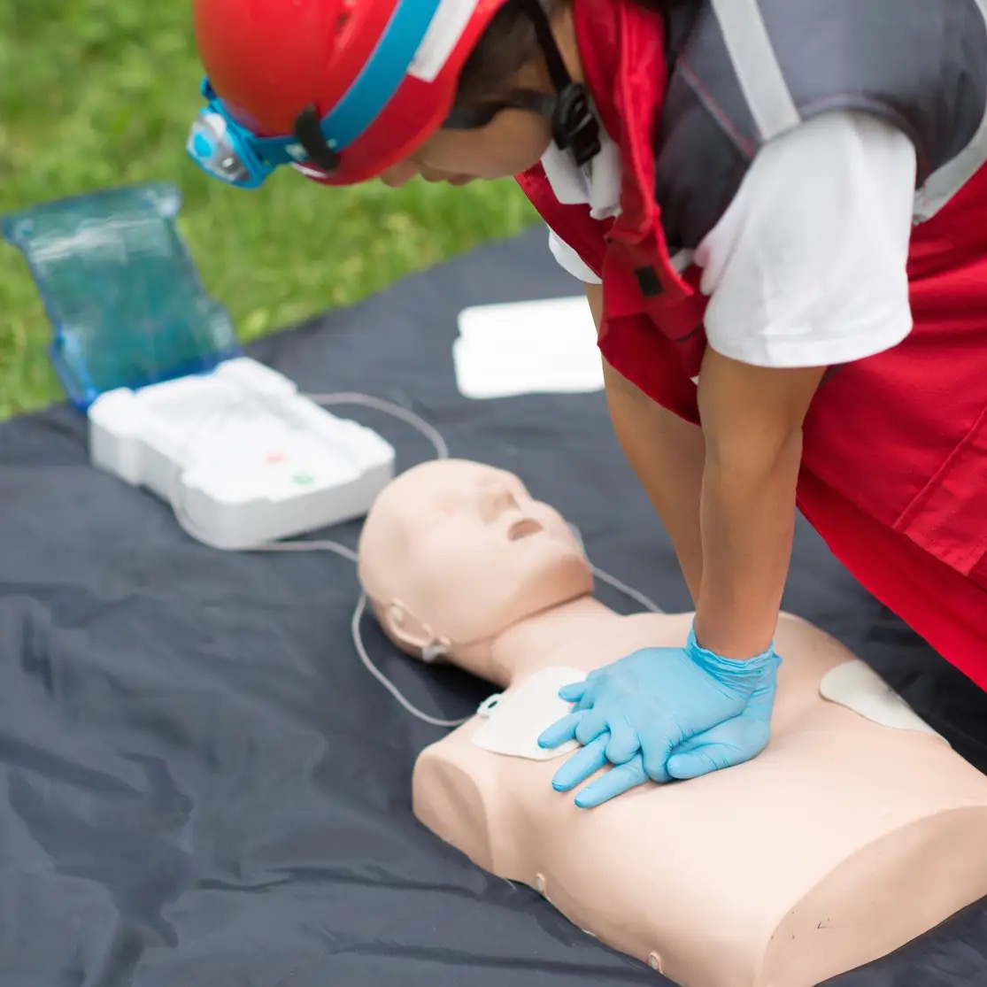 Formation en premiers soins et RCR : massage cardiaque sur mannequin avec défibrillateur (DEA)